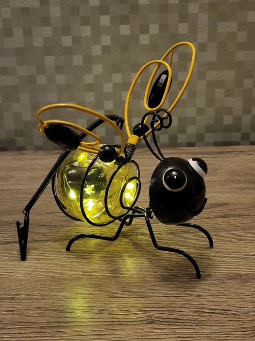 Lampka solarna w kształcie pszczoły