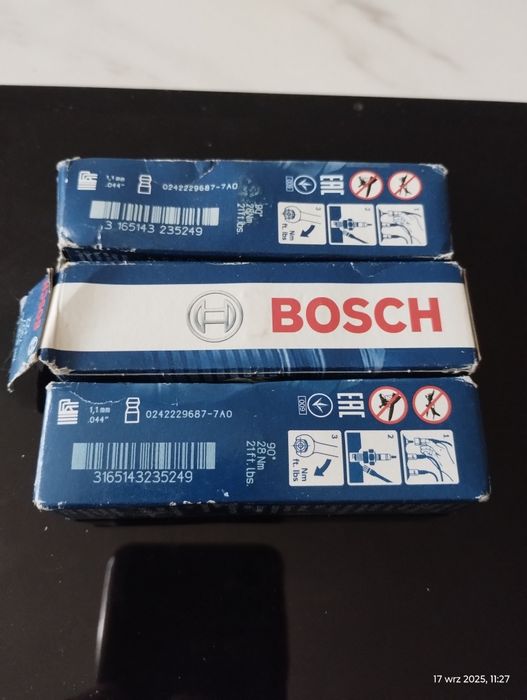 Świece zapłonowe BOSCH WR8DCX+ (nr katalogowy 7907).