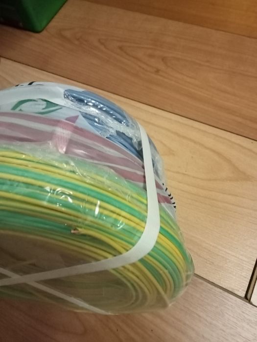 Fios para iluminação e tomadas.