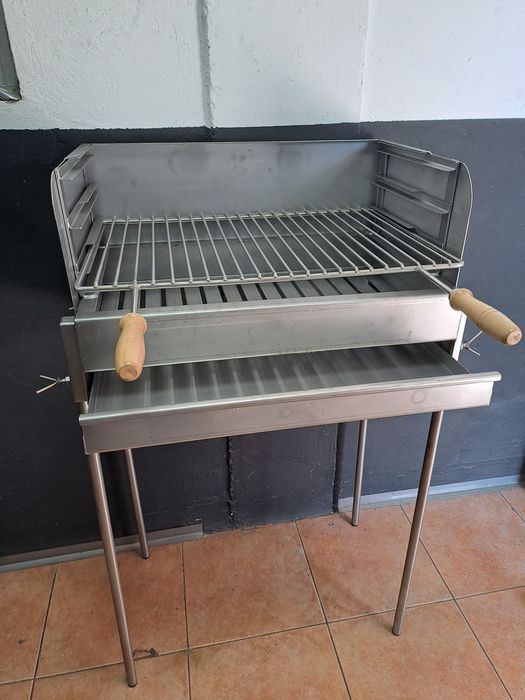 Churrasqueira inox com pernas