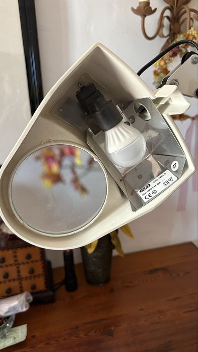 Candeeiro com lupa - ideal para trabalhos manuais