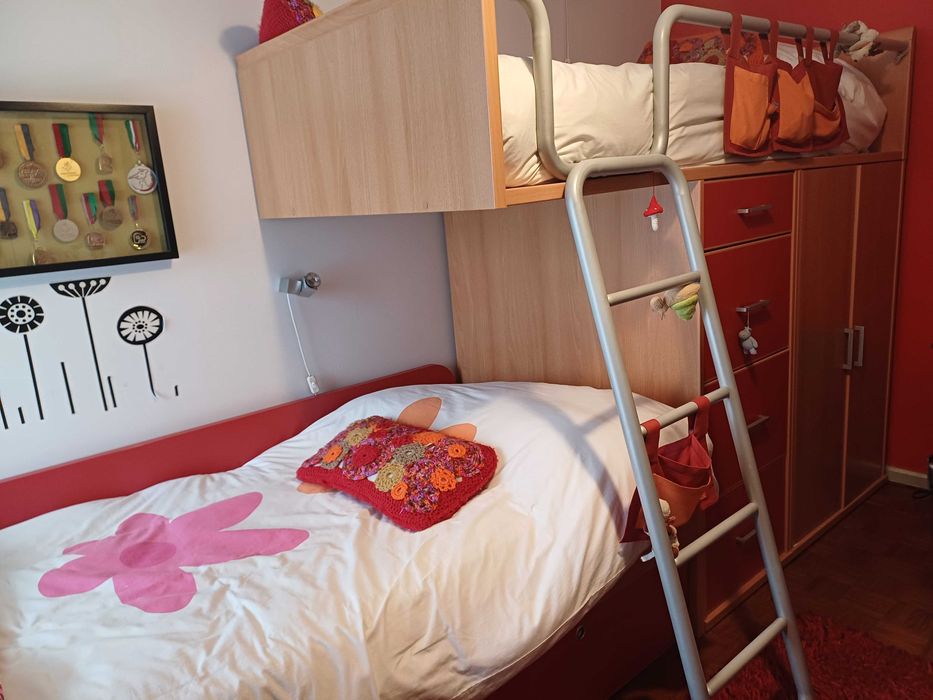 Beliche com 3 camas e arrumação mais Secretária