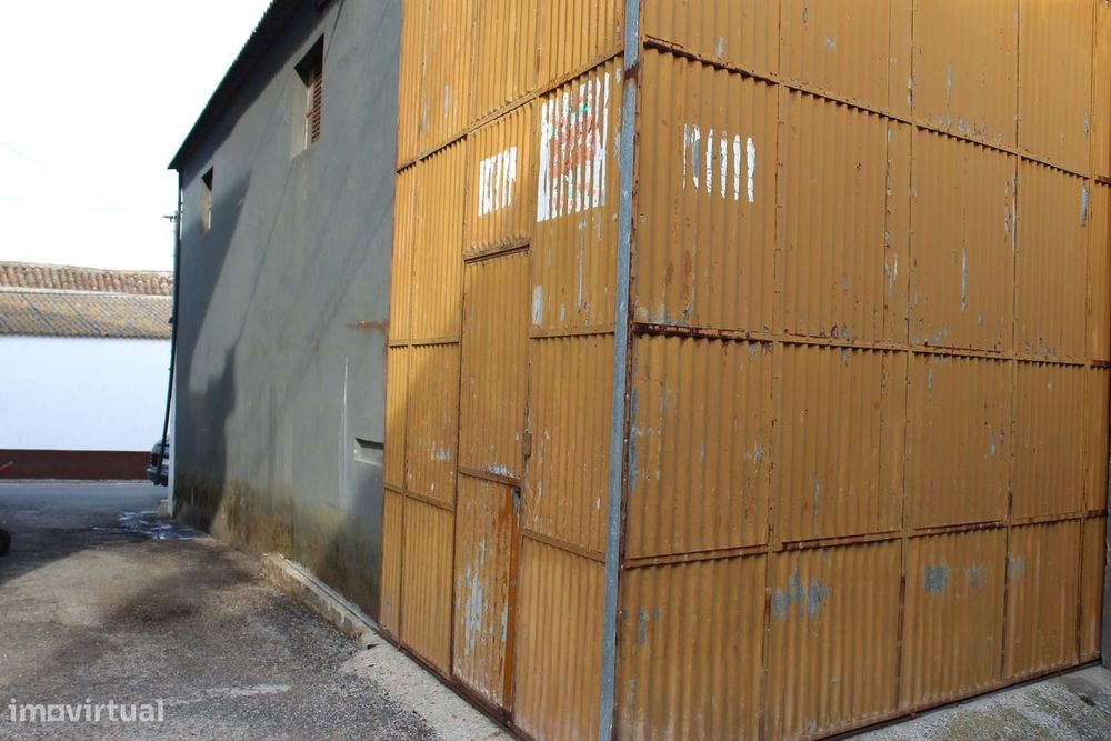 Armazém dentro da localidade com bons acessos