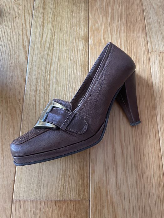 Sapatos em pele cor castanha, confortáveis, usados apenas uma vez