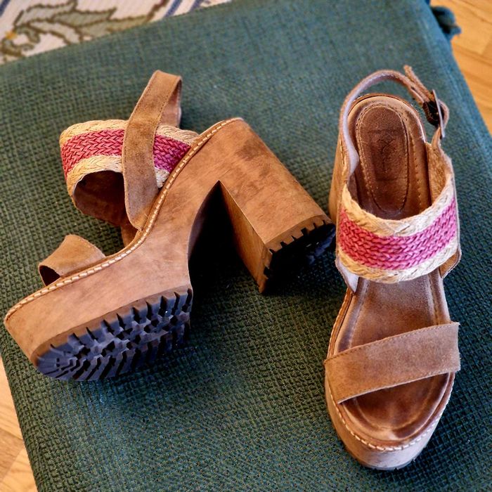 Sandálias XUZ disponíveis para venda