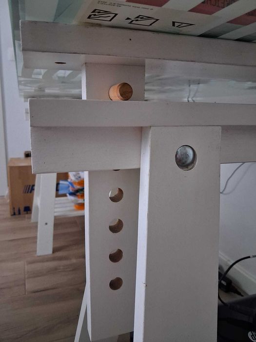 Secretária para escritório, branca, com tampo de mesa de vidro (comprada no ikea)