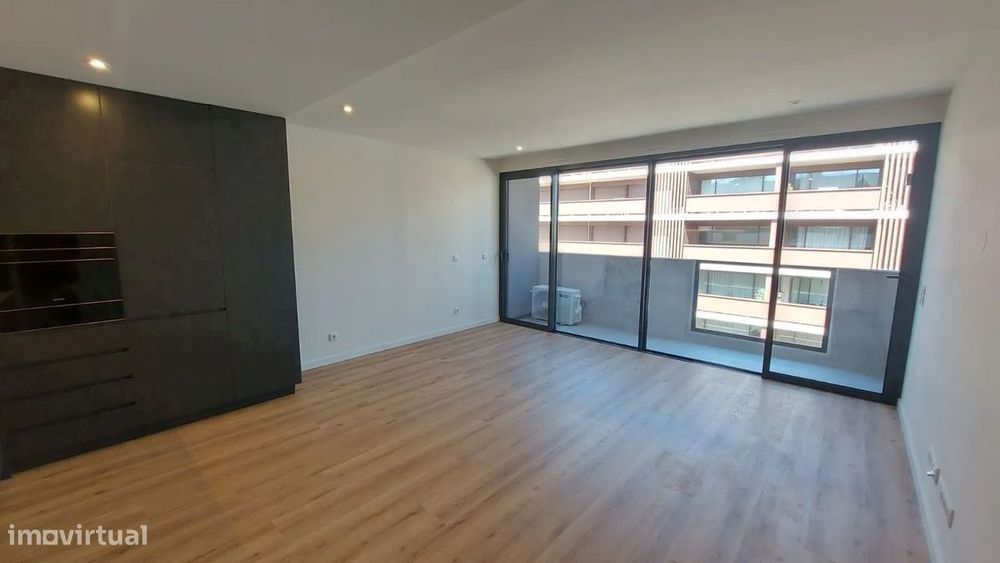 T0 Novo / prédio com lugar de garagem e piscina