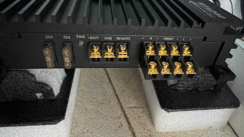 Amplificador MTX RT4240 para carro