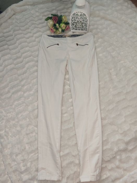 Białe spodnie Bershka rozmiar z metki XL