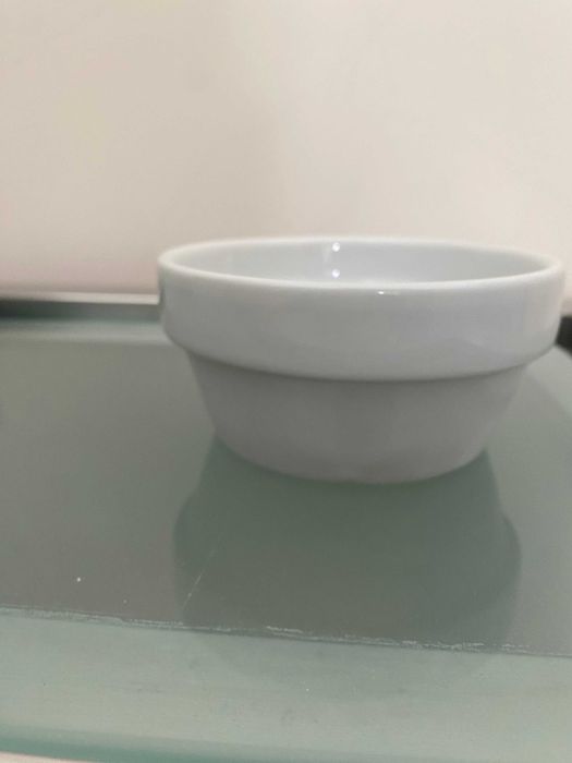 Tigelas porcelana branca empilháveis novas