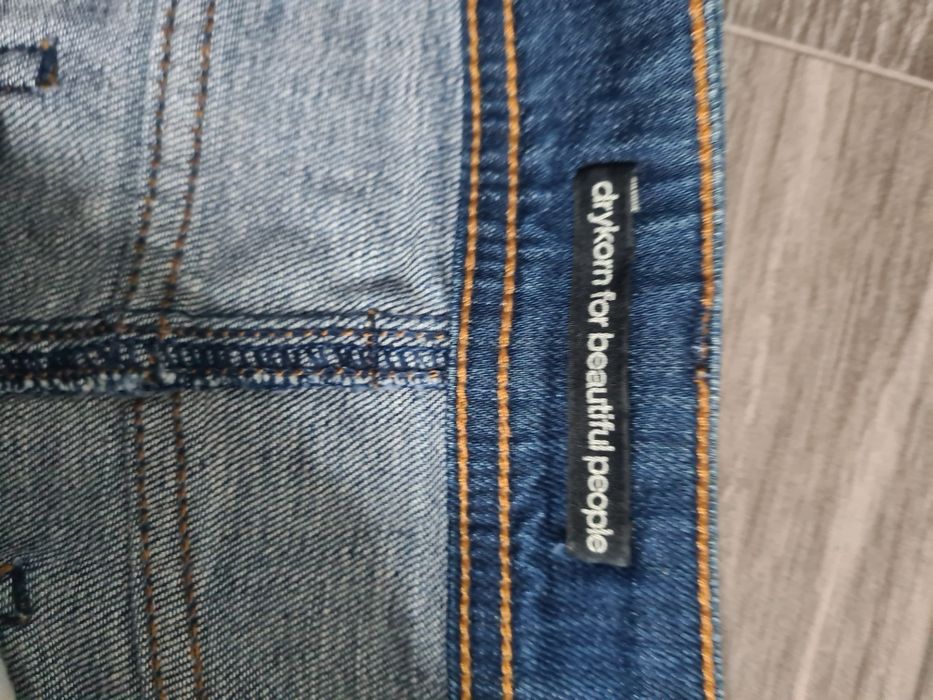 Спідниця міні для дівчини.