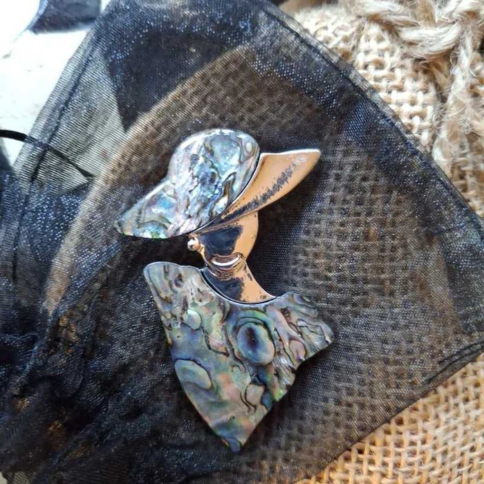 Duża broszka – Elegancka Dama w Kapeluszu, High Fashion – 6 cm