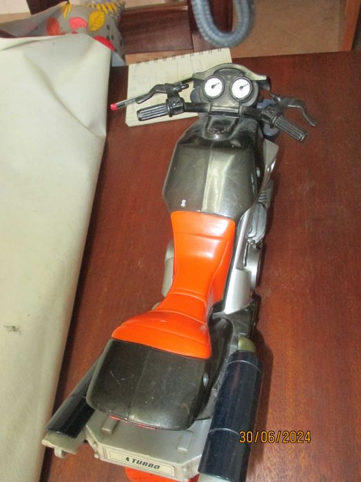 Brinquedo - mota em plástico com 34 cms