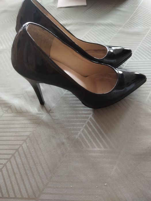 Czarne lakierowane szpilki 37