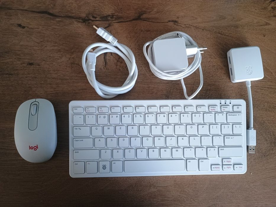 Rospberry Pi500 prawie nowy z mega akcesoriami GWAR.ANCJA
