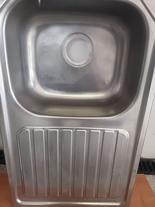 Pia de cozinha com duas pias e torneira