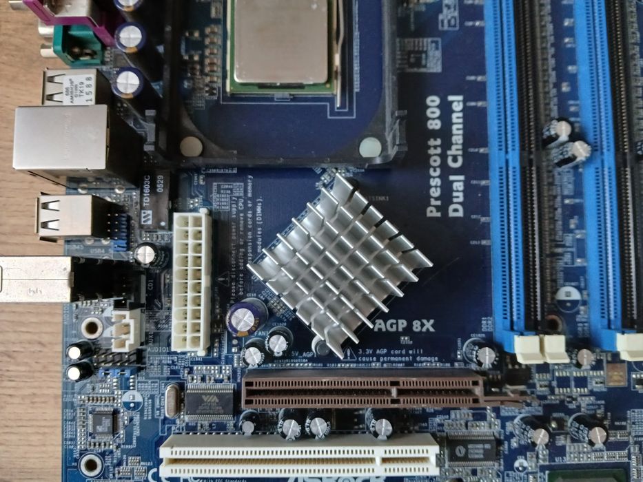 Retro płyta główna Asrock P4V88+ PGA478 + procesor Intel Celeron D 2,66GHz