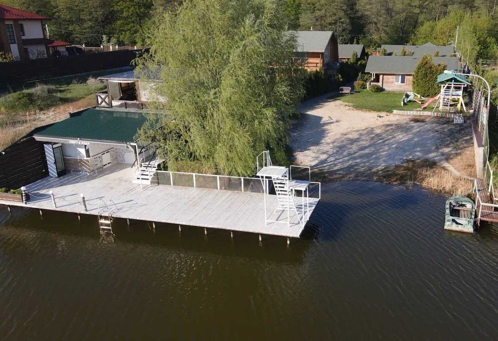 База отдыха в закрытом коттеджном городке на берегу озера