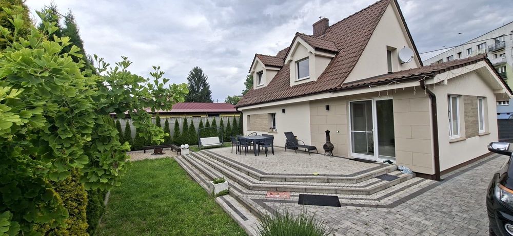 Dom z dużą działką i garażem