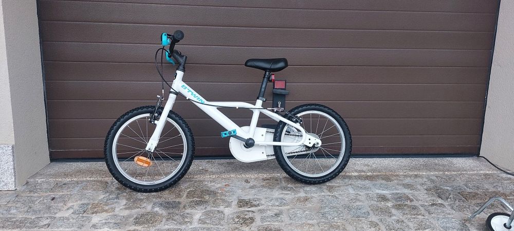 Bicicleta de criança com rodinhas de apoio  para iniciar