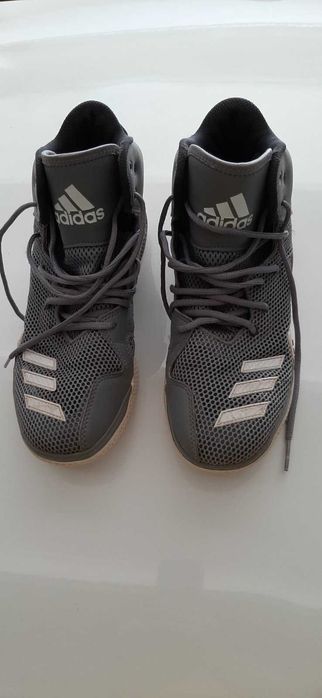 кросівки Adidas.
