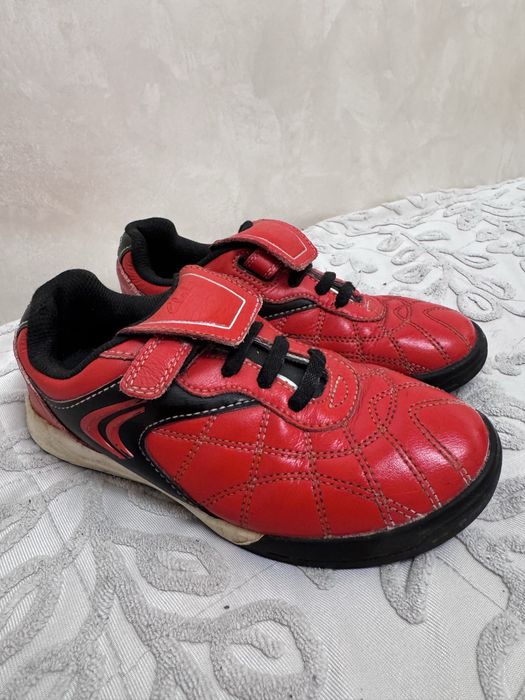 Пролдаю детские красные кожаные кроссовки Clarks