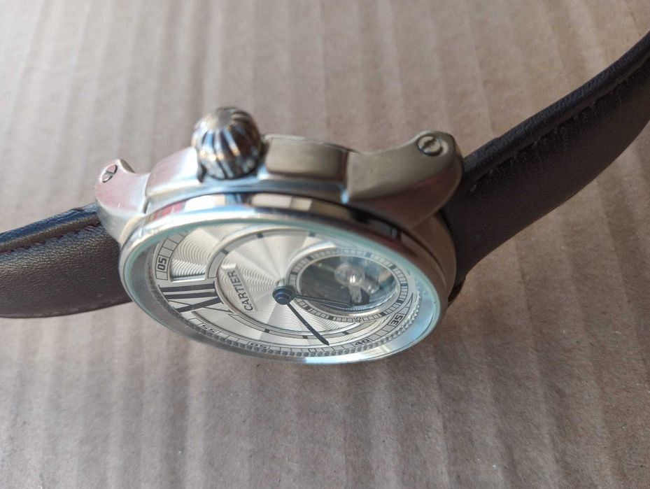 Relógio mecânico CARTIER, de requinte e elegância.