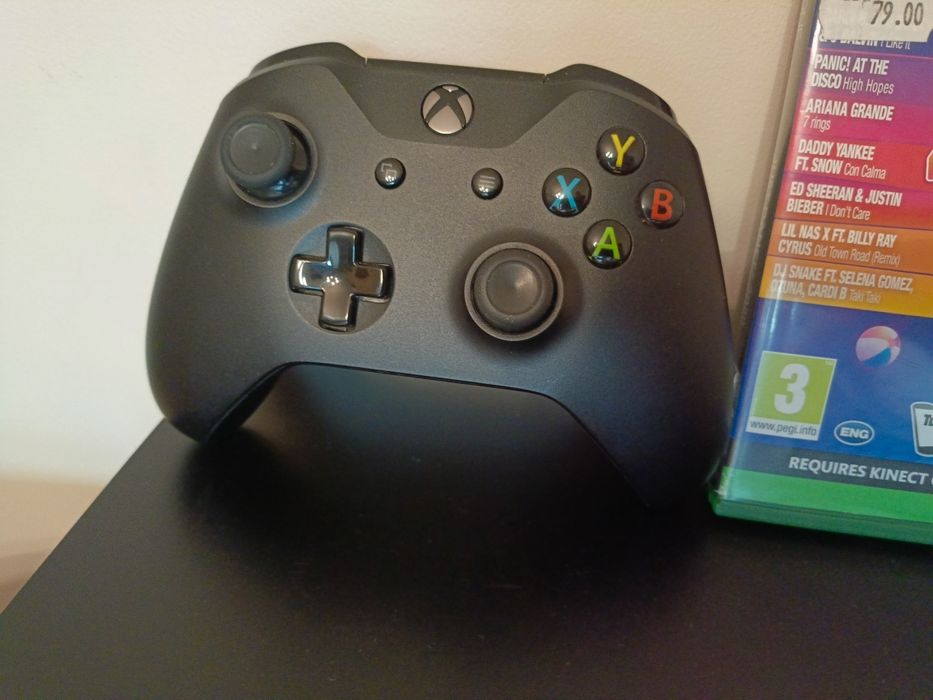 Konsola Xbox One X 1TB pad gra