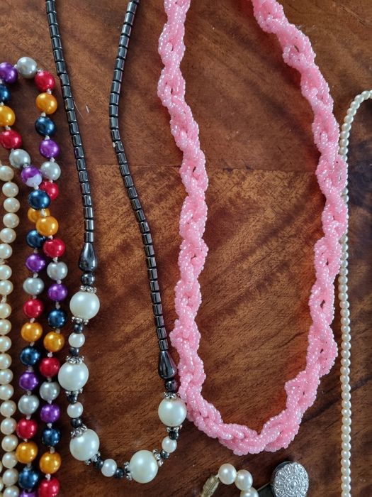 Naszyjnik, bransoletki i kolczyki ze sztucznych perełek.