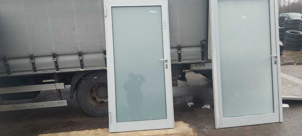 Drzwi 90 lewe aluminiowe szkło matowe