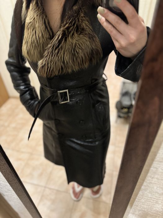 Шкіряне пальто з хутряним коміром