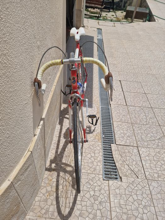 Bicicleta de estrada vintage em bom estado