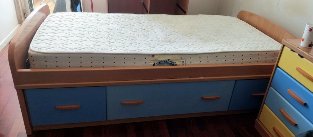 Cama individual em madeira