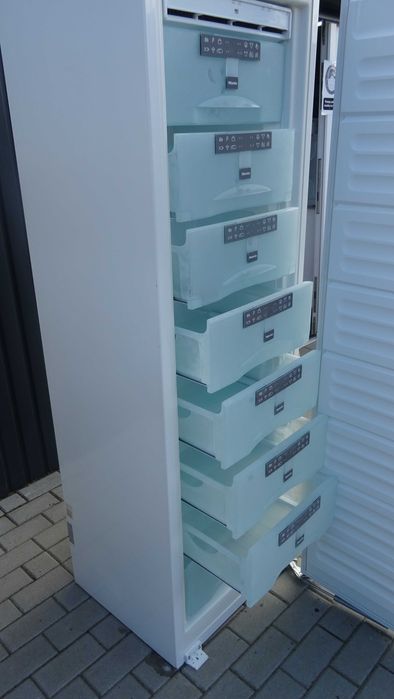 Zamrażarka szufladowa do zabudowy  Miele FN 9752 i,  NoFrost, 248L.