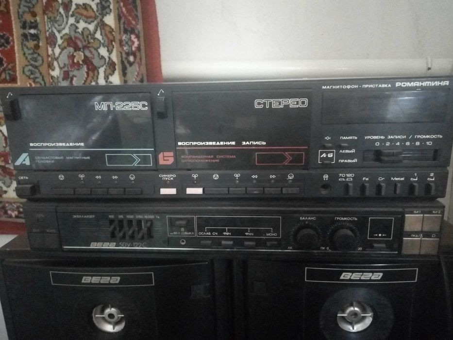 Колонки, музыкальный центр.