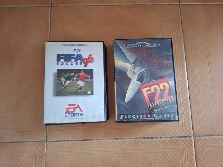 2 caixas de jogos Sega Mega Drive