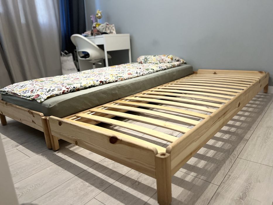Sprzedam łóżko piętrowe/podwójne z litego drewna – idealne do małych wnętrz!