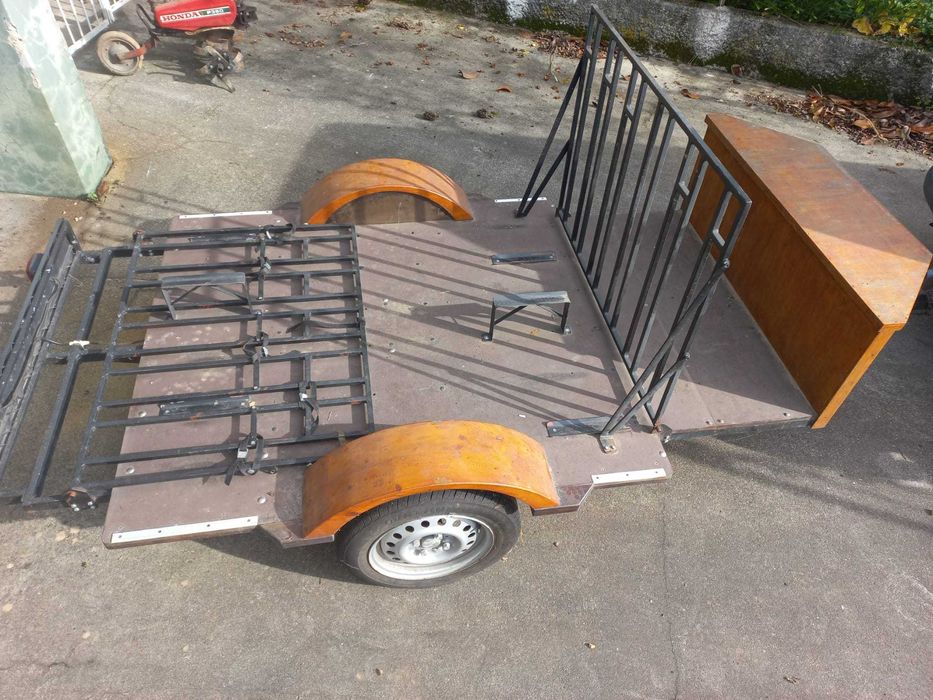 Atrelado com eixo de 750Kg