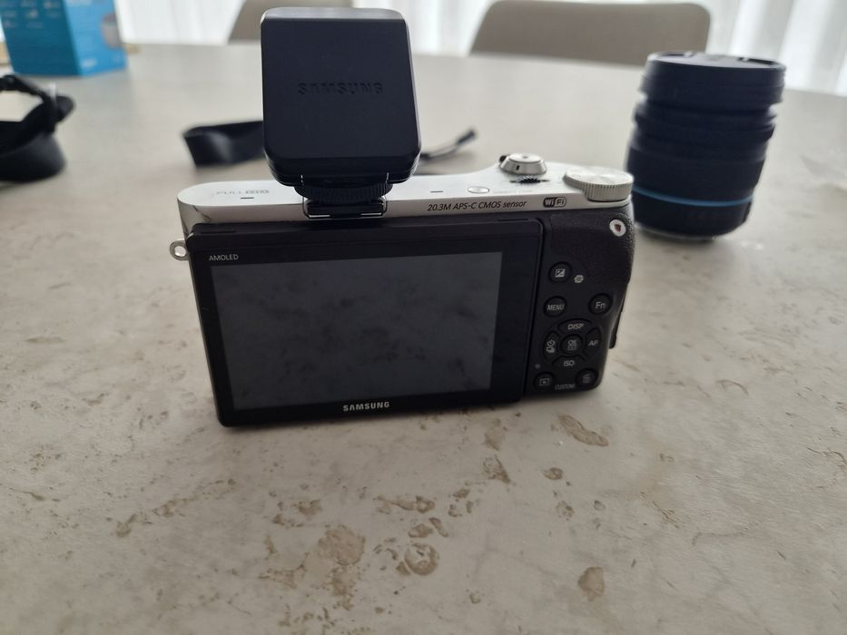 Máquina Fotográfica Mirrorless Samsung NX300 - Castanho + NX 18-55mm f/3.5-5.6 III OIS