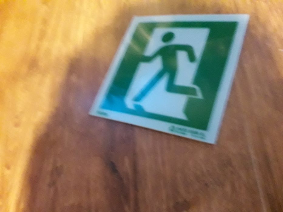 Znak fluororescyjny wyjście   ewakuacyjne