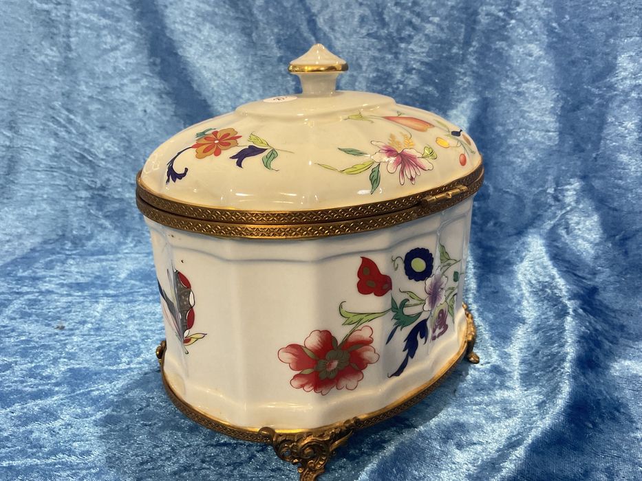 Caixa vista alegre base em metal  pintura manual ,14x15 cm