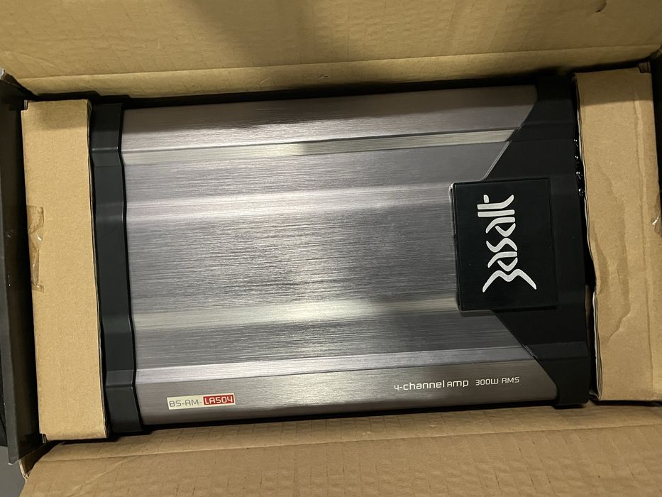 Amplificador, rádio, subwoofer, cabos e cabos