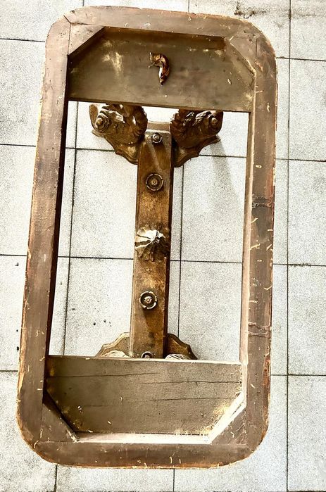 Mesa antiga em madeira e talha dourada