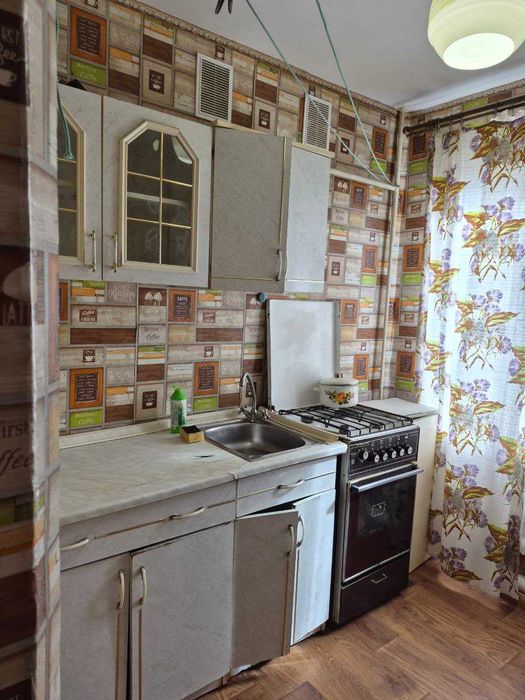 Продам 2 кімн. квартиру на Героїв України. 1/5 пов. 31500