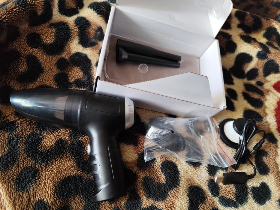 Ручний бездротовий пилосос.