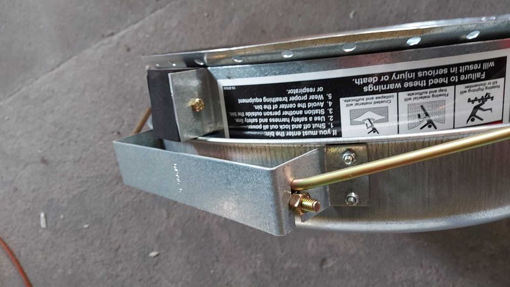 Pokrywa  z zamkiem sprężynowym + kołnierz  do silosów paszowych