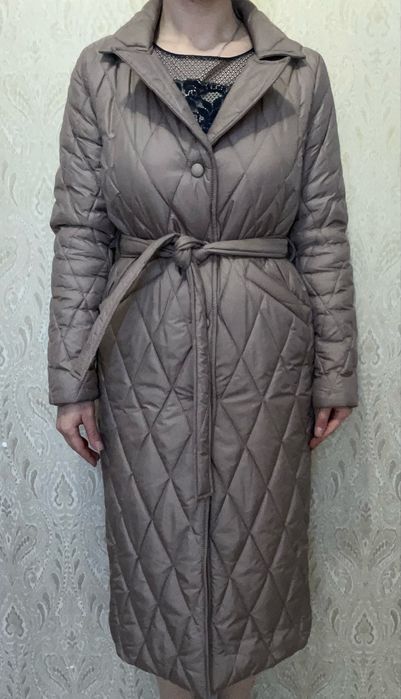 Жіноче стьобане пальто або довга куртка з поясом