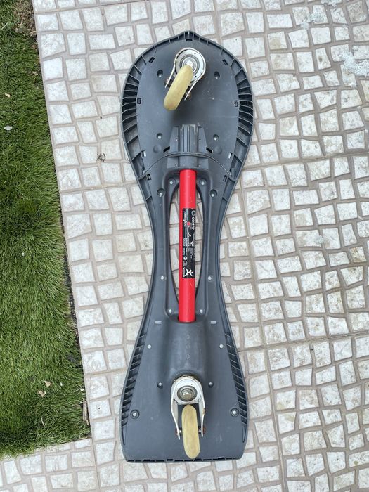 Skate oxelo de duas rodas.