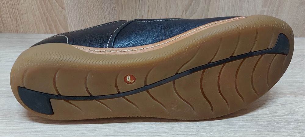 Шкіряні туфлі Clarks.