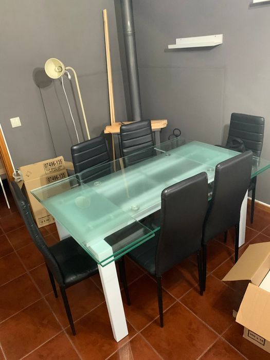 Vendo mesa de vidro mais cadeiras.